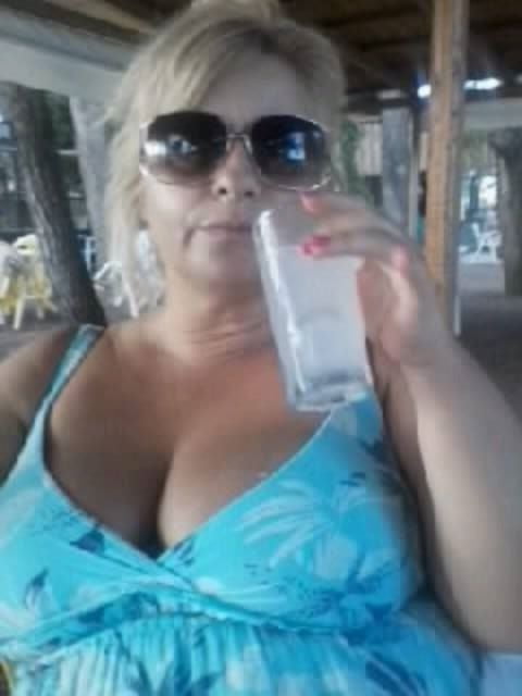 フェイスブックから撮影された巨乳を持つギリシャのセクシーな乳母
 #91458259