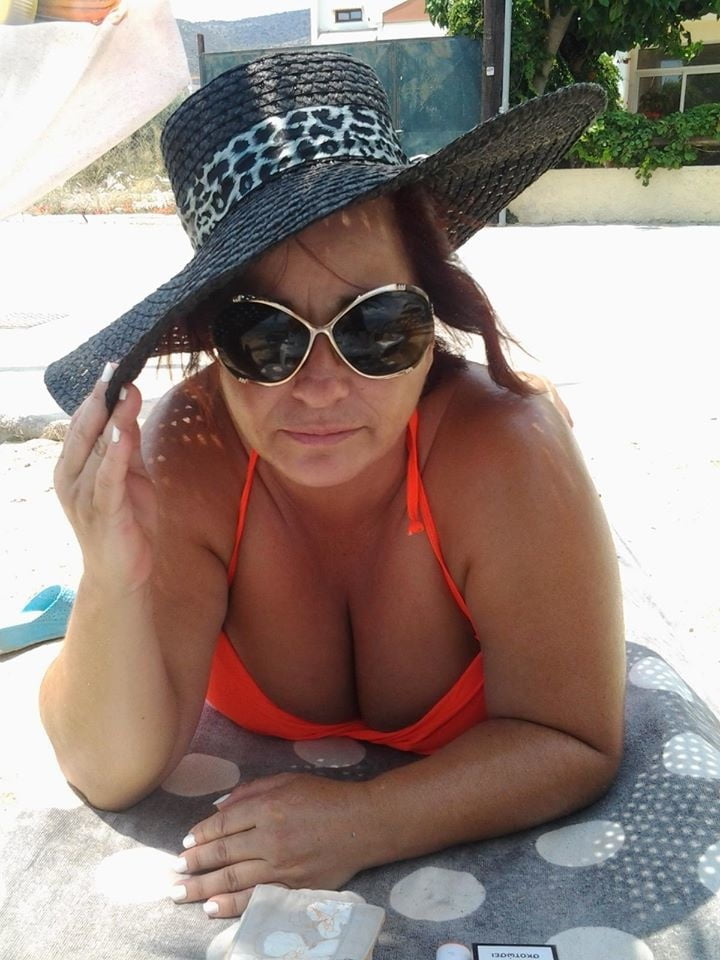 Griechische sexy Milf mit großen Titten von Facebook genommen
 #91458271