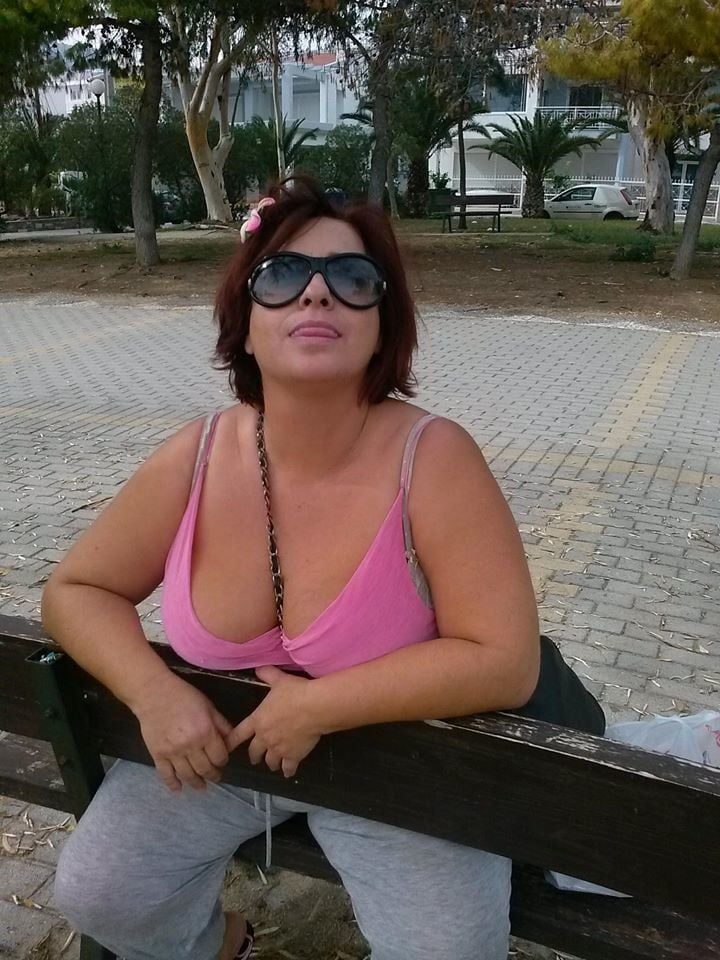 Griechische sexy Milf mit großen Titten von Facebook genommen
 #91458273