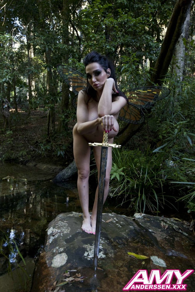 ジャングルの中で裸のAmy
 #94989907