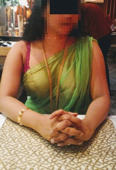 Desi indische Frau Saree mit BH
 #98746379