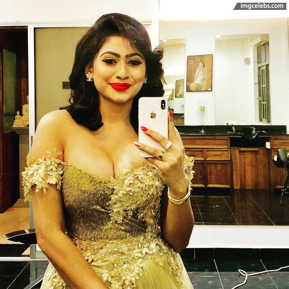 Piumi hansamali
 #80778762