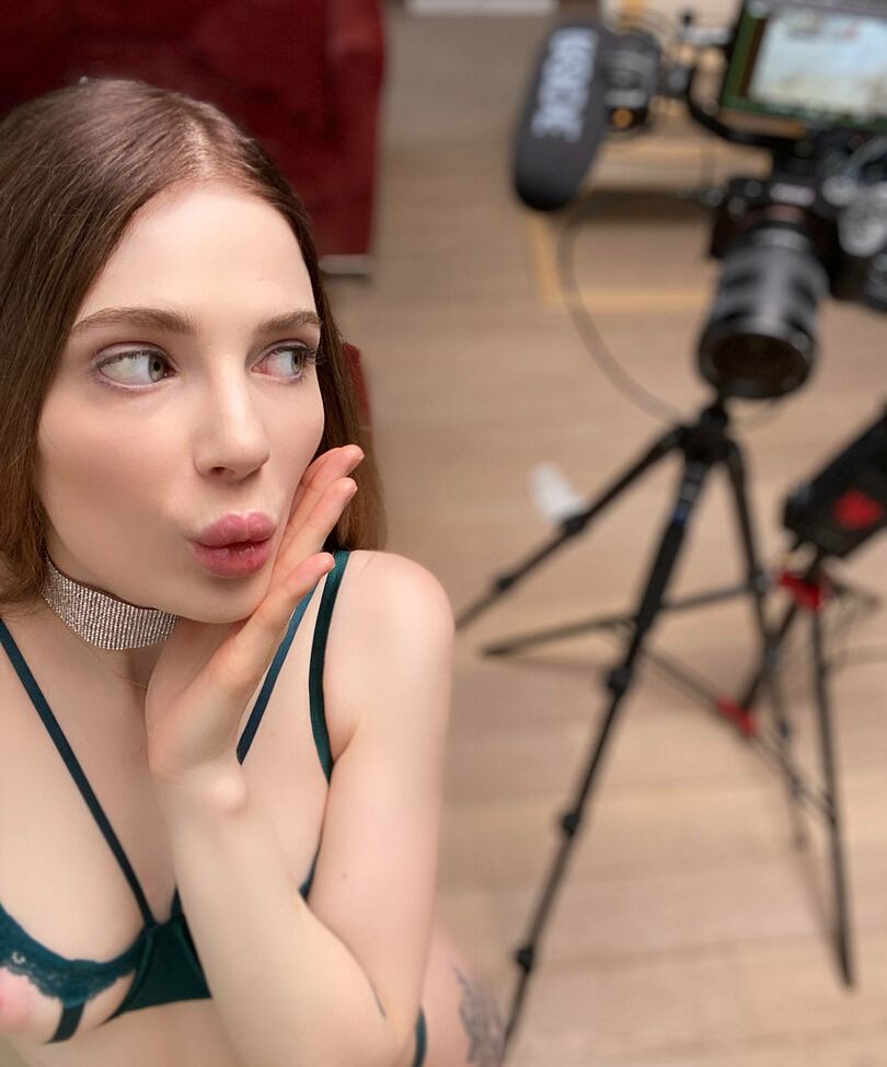 Little Rieslin desnuda #107999025