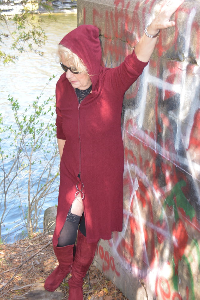 Schwarzes gestrecktes Kleid mit Nylons befestigt
 #97188824