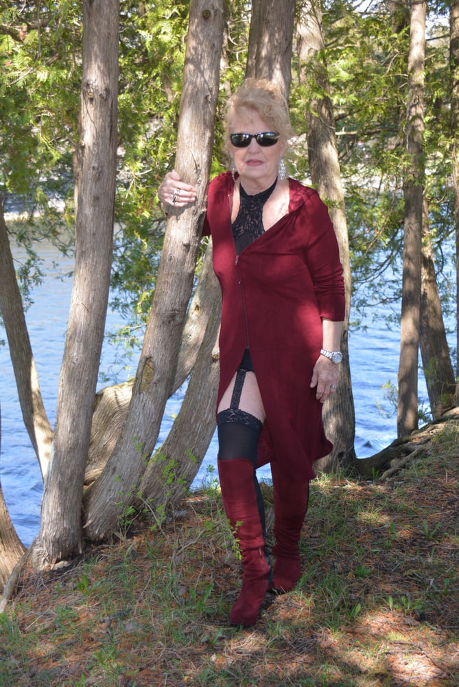 Schwarzes gestrecktes Kleid mit Nylons befestigt
 #97188840