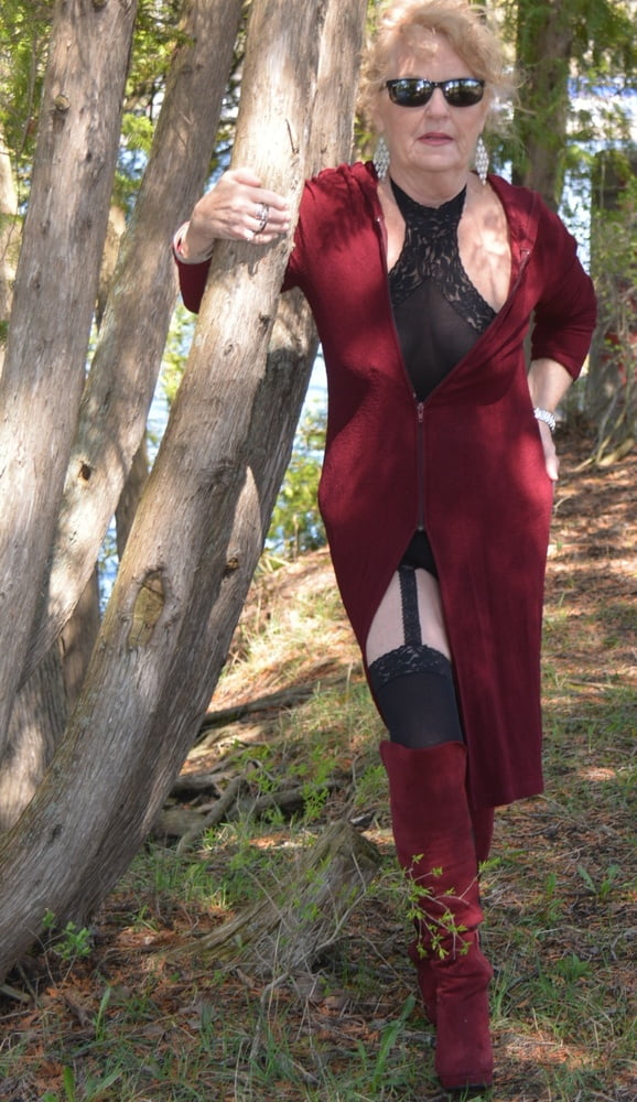 Schwarzes gestrecktes Kleid mit Nylons befestigt
 #97188842