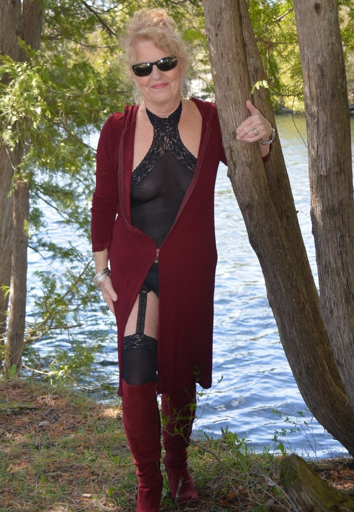 Schwarzes gestrecktes Kleid mit Nylons befestigt
 #97188847