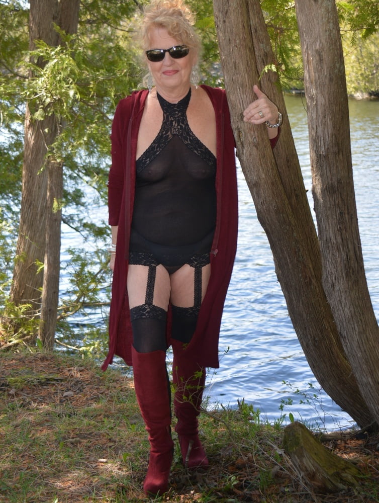 Schwarzes gestrecktes Kleid mit Nylons befestigt
 #97188849