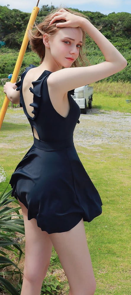 Shapely bums in skirts   More of #102515001