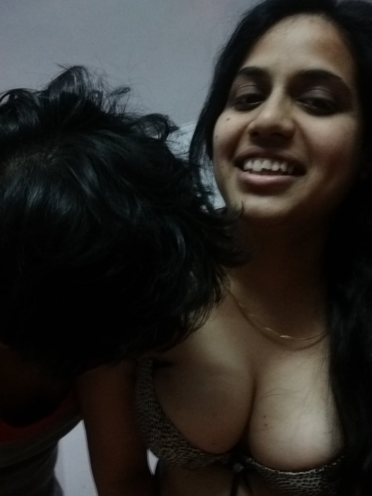 Tante indienne s'amusant avec un garçon
 #81512564