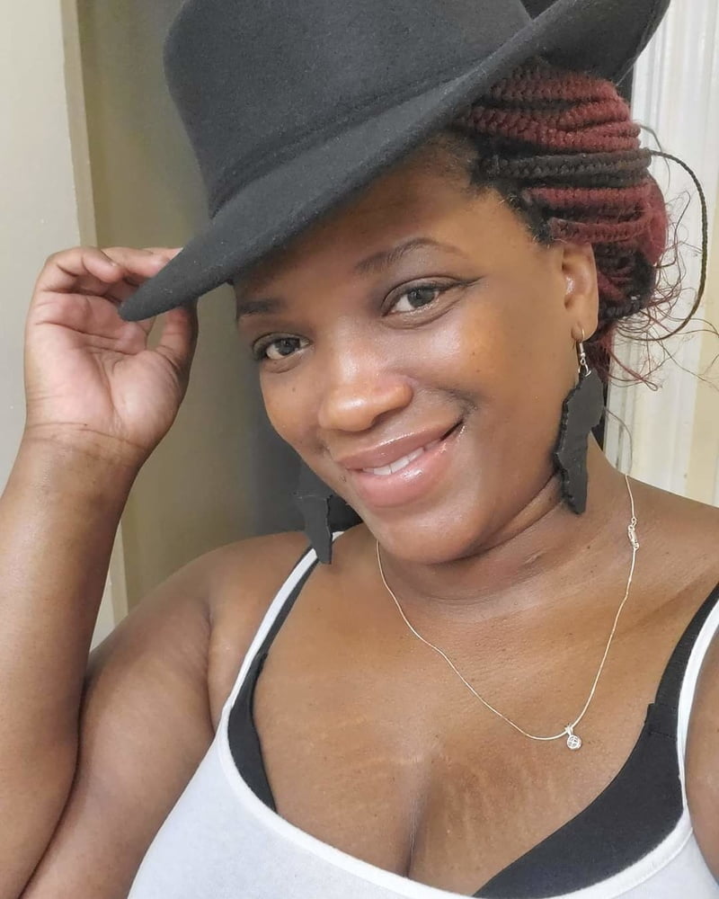 Mujeres con sombrero 3
 #90440772