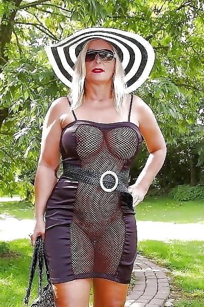 Mujeres con sombrero 3
 #90440877