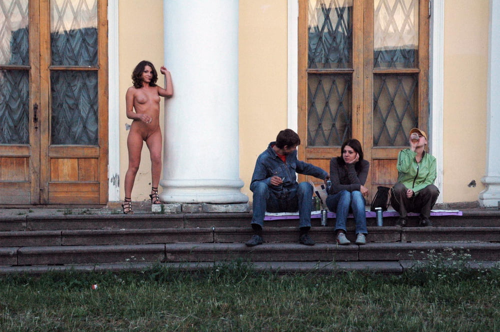 Hübsches Mädchen mit schönen Titten posiert nackt in der Öffentlichkeit
 #101353859