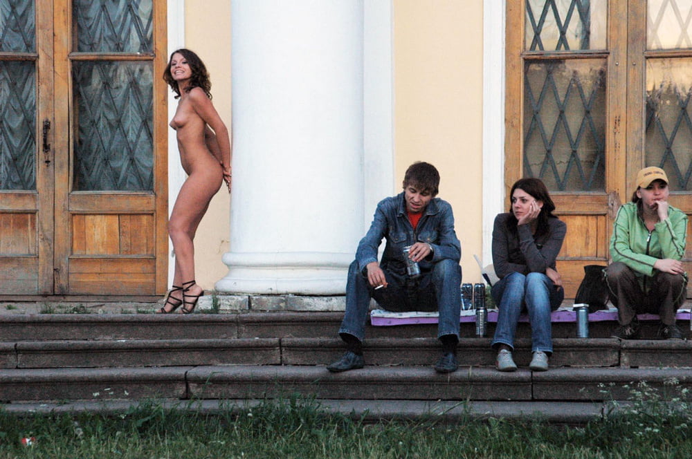 Hübsches Mädchen mit schönen Titten posiert nackt in der Öffentlichkeit
 #101353868