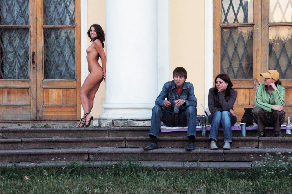 Hübsches Mädchen mit schönen Titten posiert nackt in der Öffentlichkeit
 #101353871