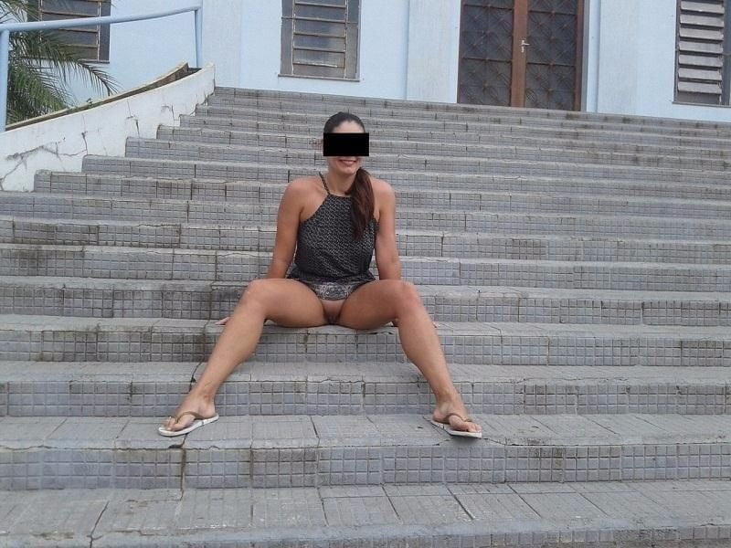 Exibida de vestido, sem calcinha na rua #80717395