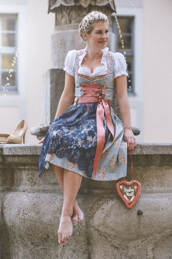 Dirndl classico vestito tedesco
 #94327087