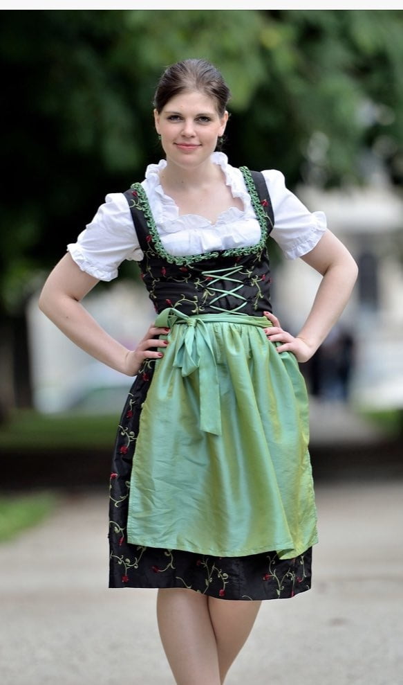 Dirndl clásico vestido alemán
 #94327096