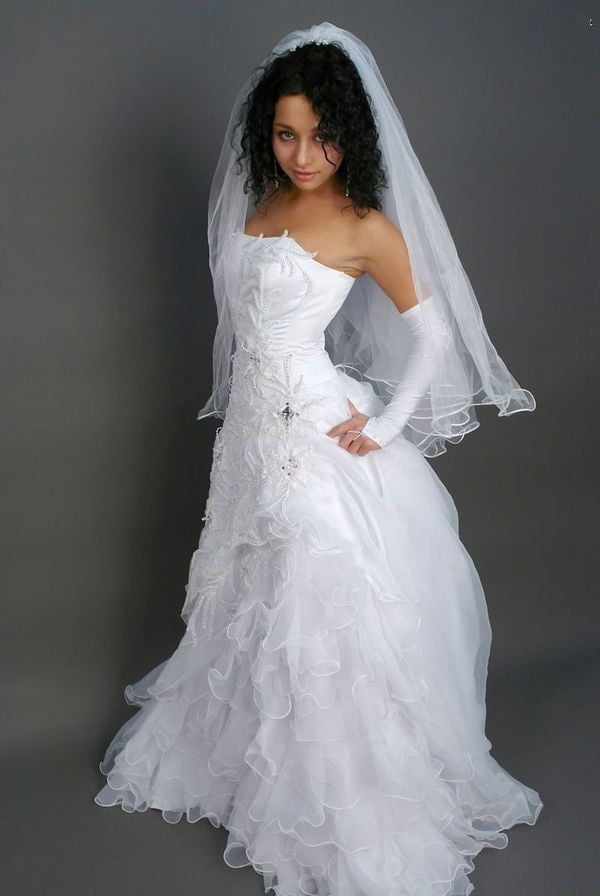 Sposa che indossa l'abito da sposa
 #90474069