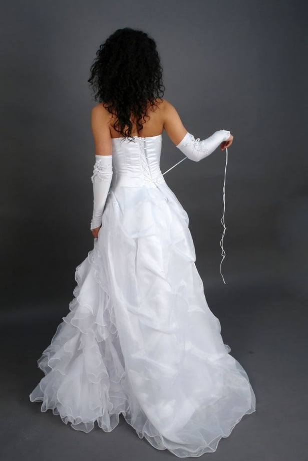 Sposa che indossa l'abito da sposa
 #90474078
