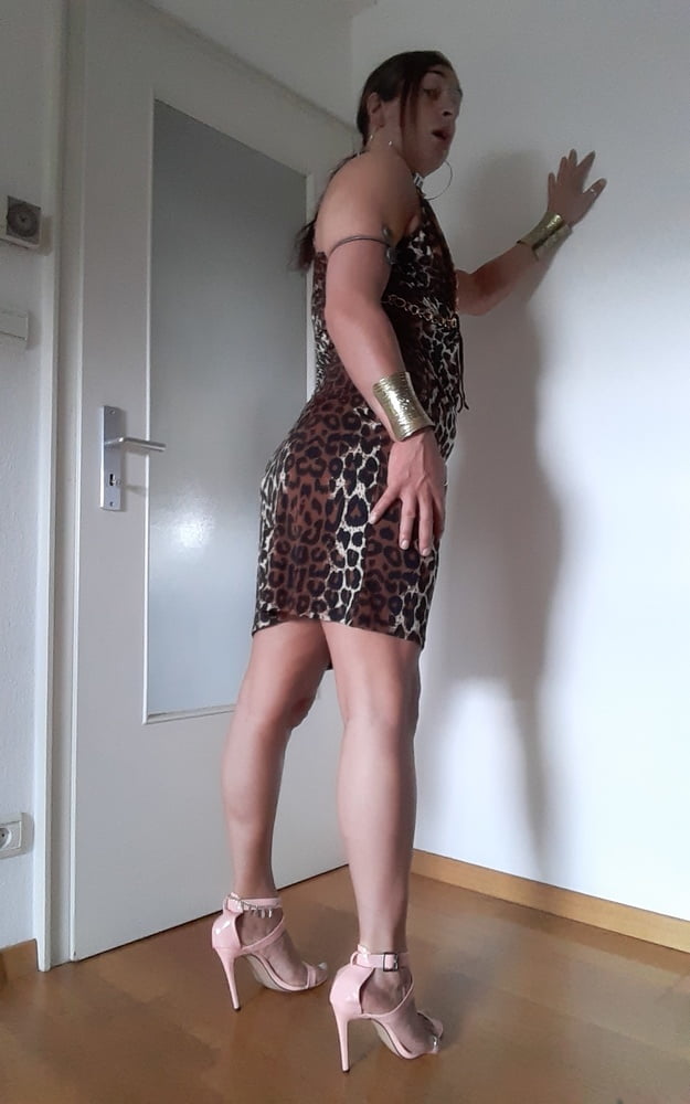 Tygra slut in leopard dress for Longdick Jack. #107181087