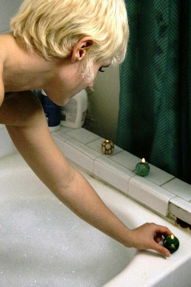 Vanessa blonde jeune punk pose dans la salle de bain skingirl
 #80894121