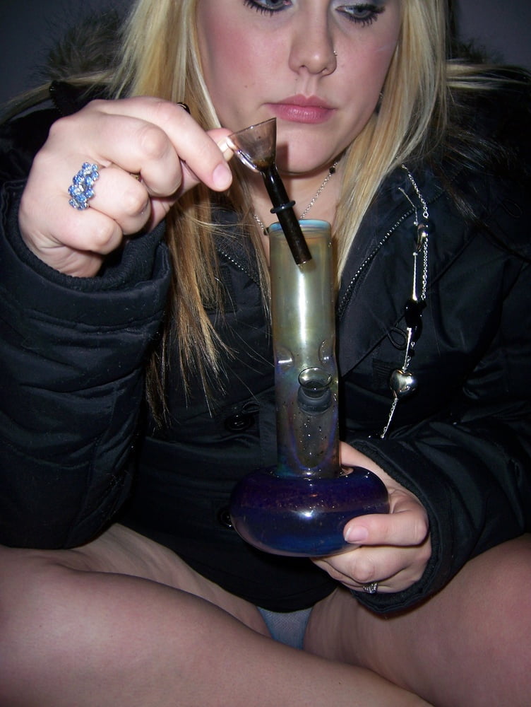 Blonde Teen mit massiven Titten schlagen die Bong
 #81901059