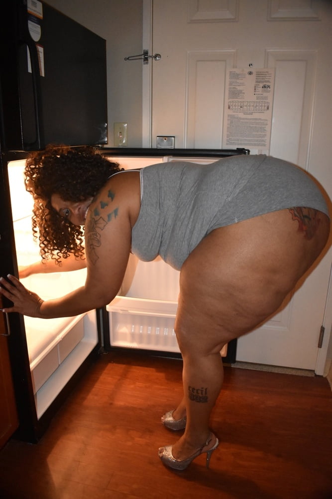 Caderas anchas de las mujeres 327
 #104438825