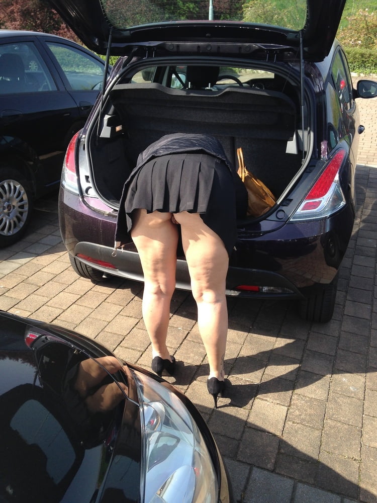 恥ずかしげもなくスカートやショートパンツを履いている
 #88846058