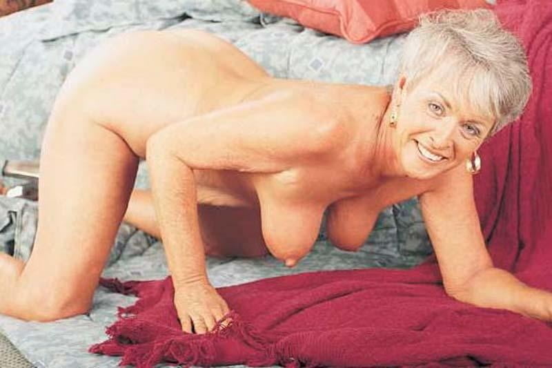 年配の女性の裸の写真
 #95318111