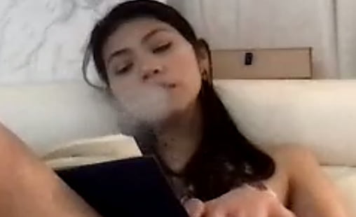 アジアの女の子がタバコを吸っているところをズームで撮影
 #101377555