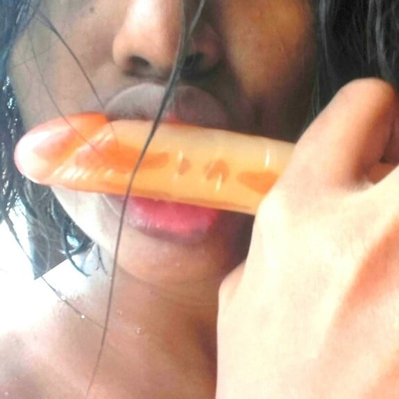 Ragazza dello Sri Lanka usa dildo di gomma
 #96513454