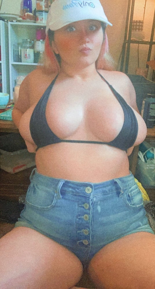 Huge tits à peine adapté dans bikini serré
 #106577198