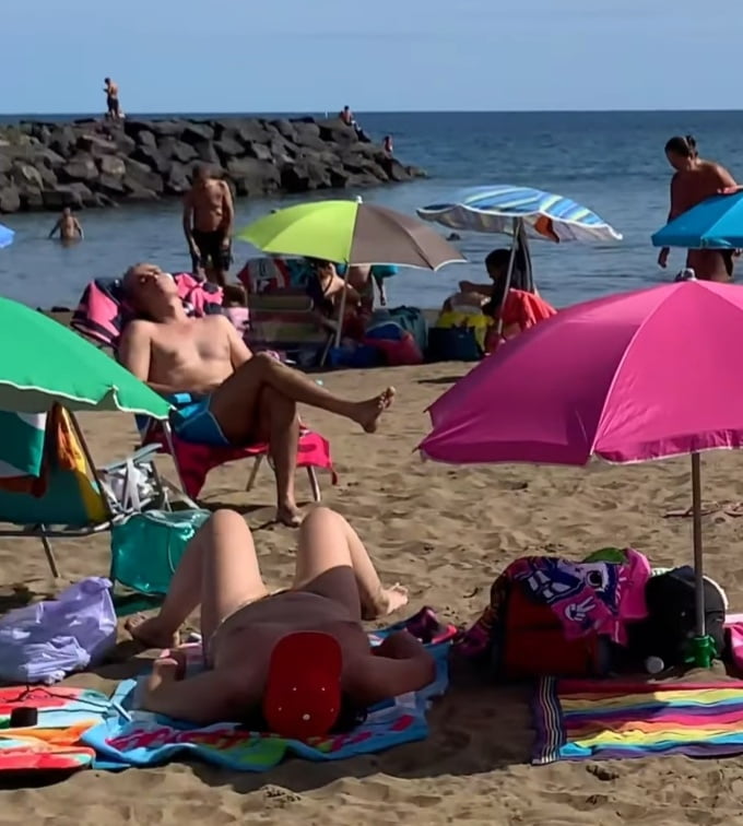 Spiaggia topless
 #93280233