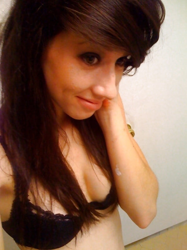 Amateur Brünette 113
 #105694870