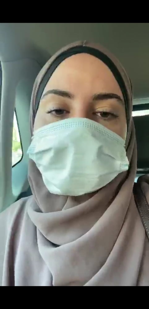 Deutsche Hijabi-Hure, Nina, entblößt sich
 #91004024