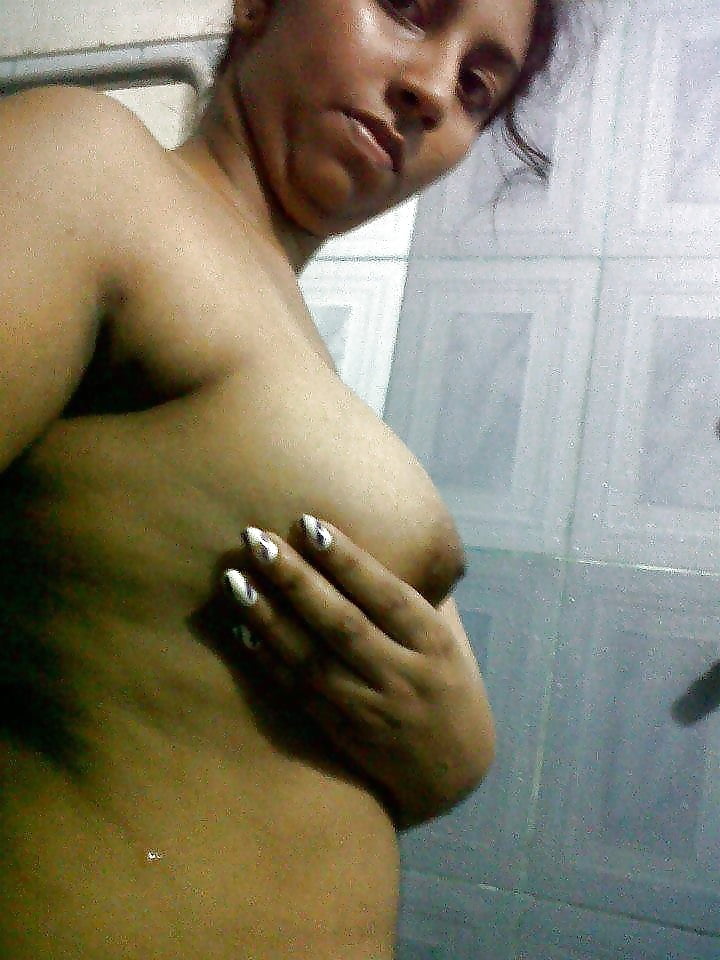 Selfie d'une jeune indienne nue
 #79798917