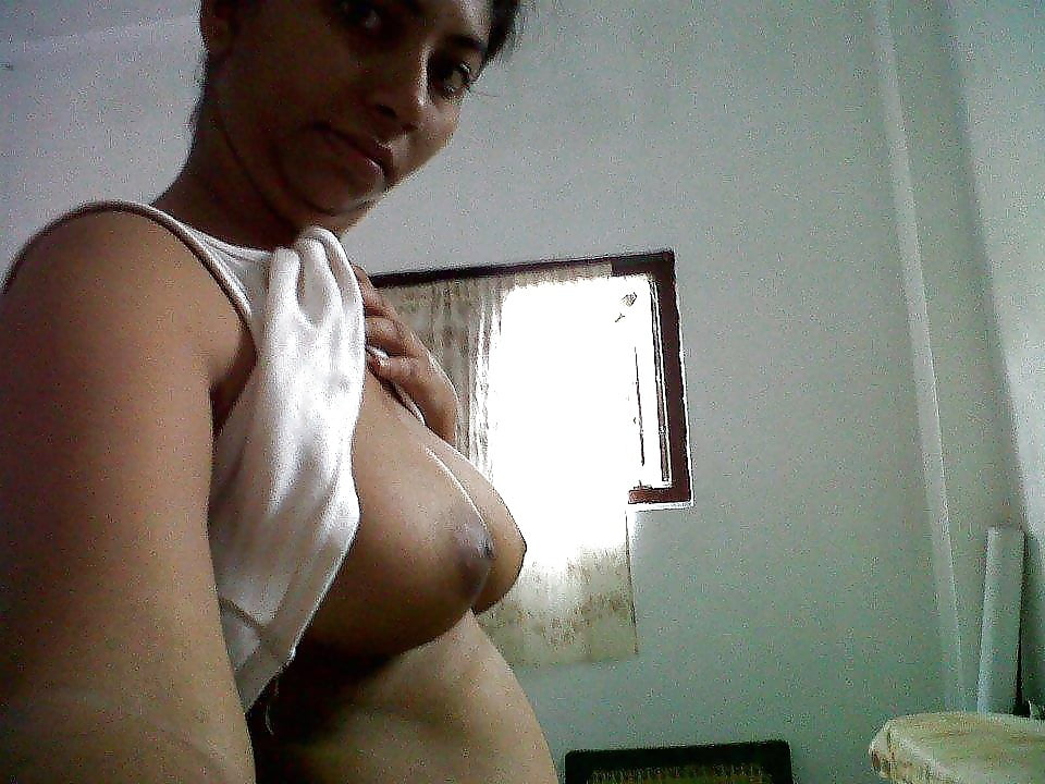Selfie d'une jeune indienne nue
 #79798918