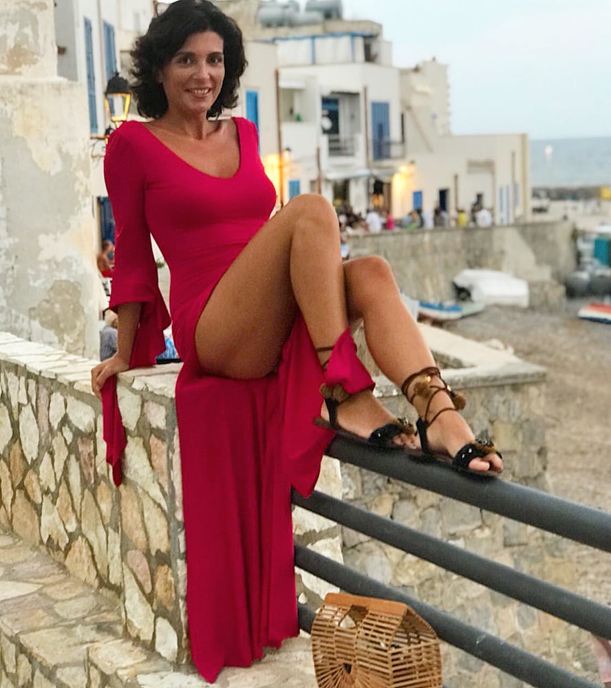 見事な脚とヒールを持つイタリア人女性
 #99534383