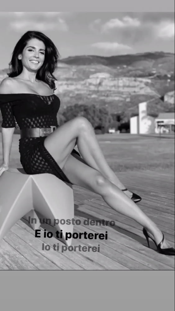 見事な脚とヒールを持つイタリア人女性
 #99534726