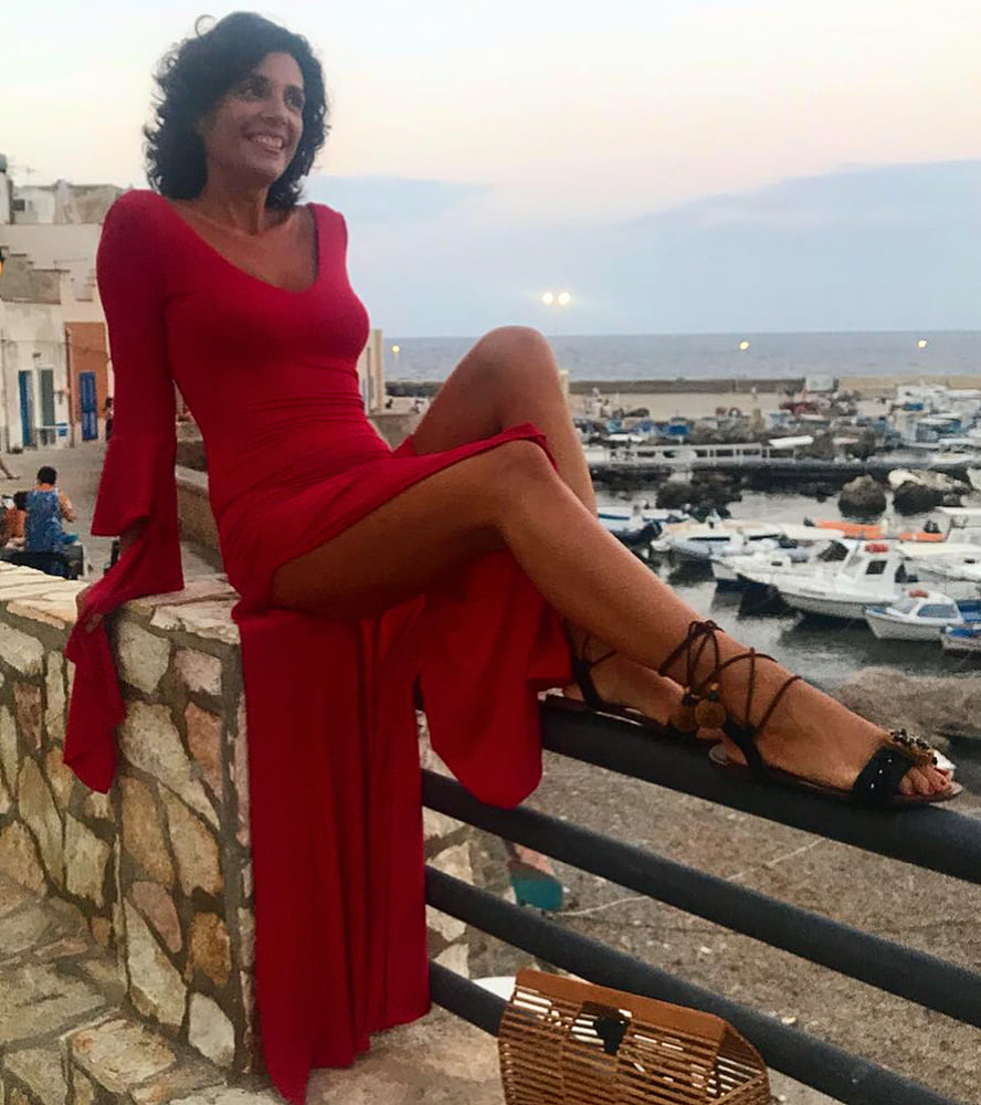 見事な脚とヒールを持つイタリア人女性
 #99534856