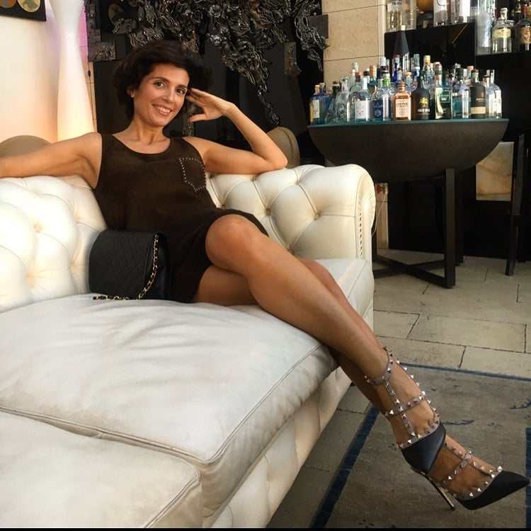 見事な脚とヒールを持つイタリア人女性
 #99535012