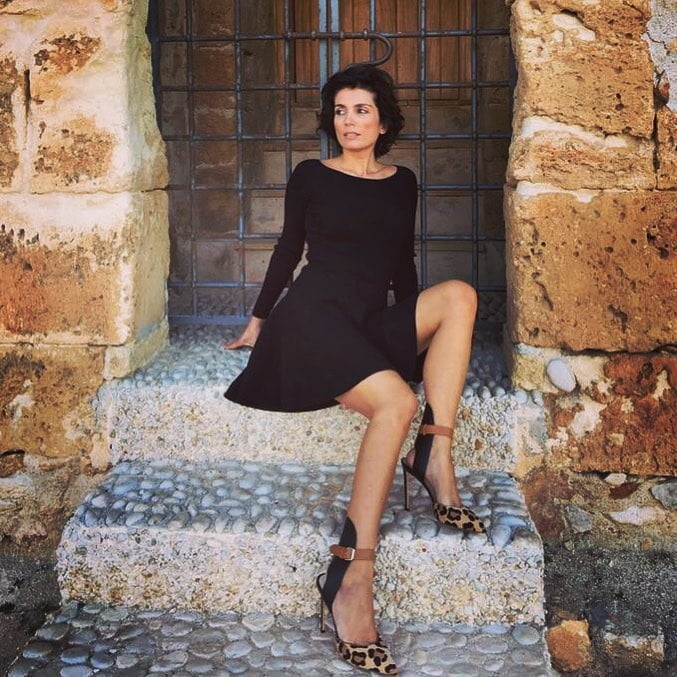 見事な脚とヒールを持つイタリア人女性
 #99535027