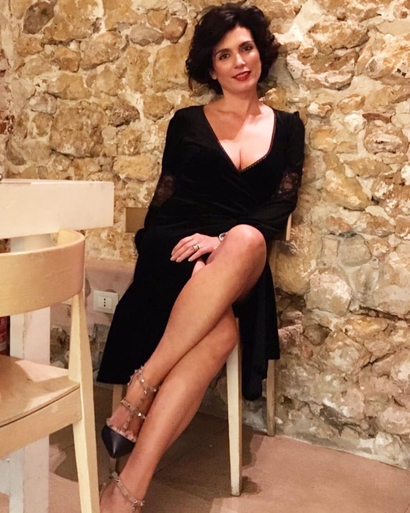 見事な脚とヒールを持つイタリア人女性
 #99535030
