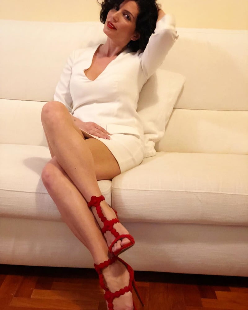 見事な脚とヒールを持つイタリア人女性
 #99535108