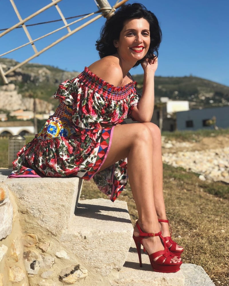見事な脚とヒールを持つイタリア人女性
 #99535129