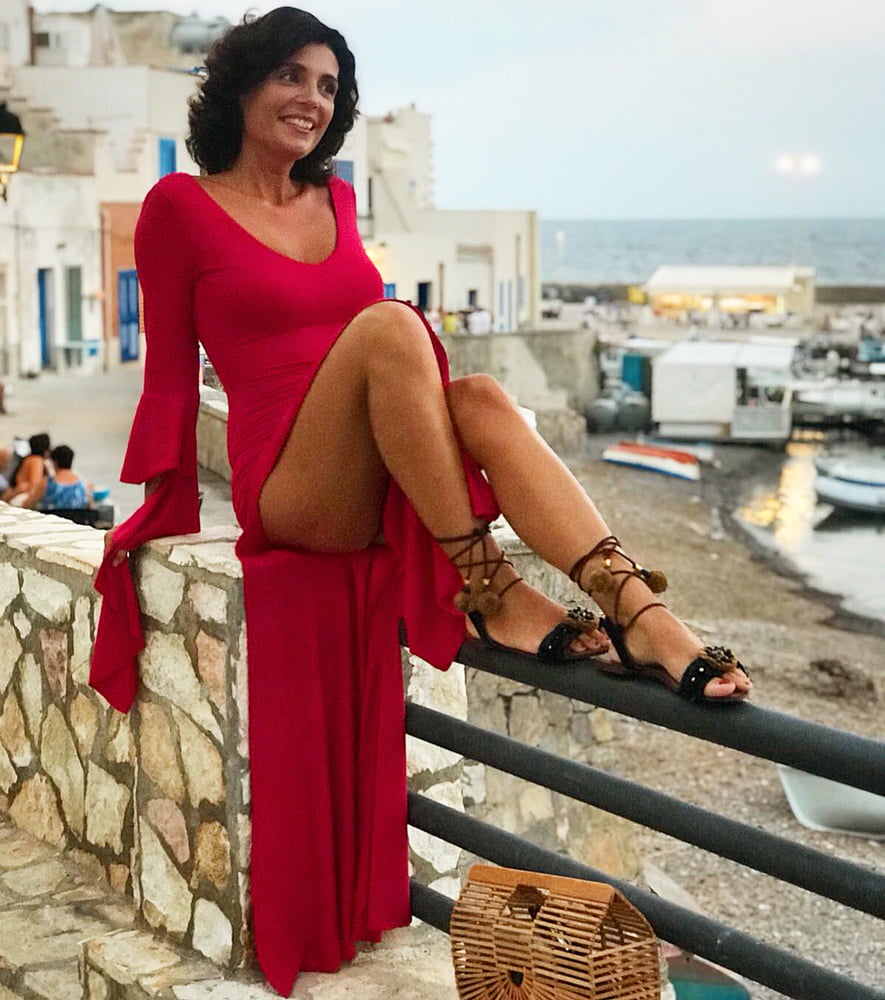 見事な脚とヒールを持つイタリア人女性
 #99535209