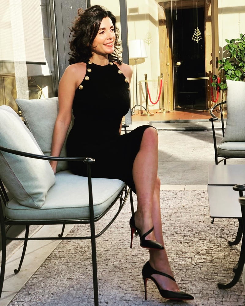 見事な脚とヒールを持つイタリア人女性
 #99535402