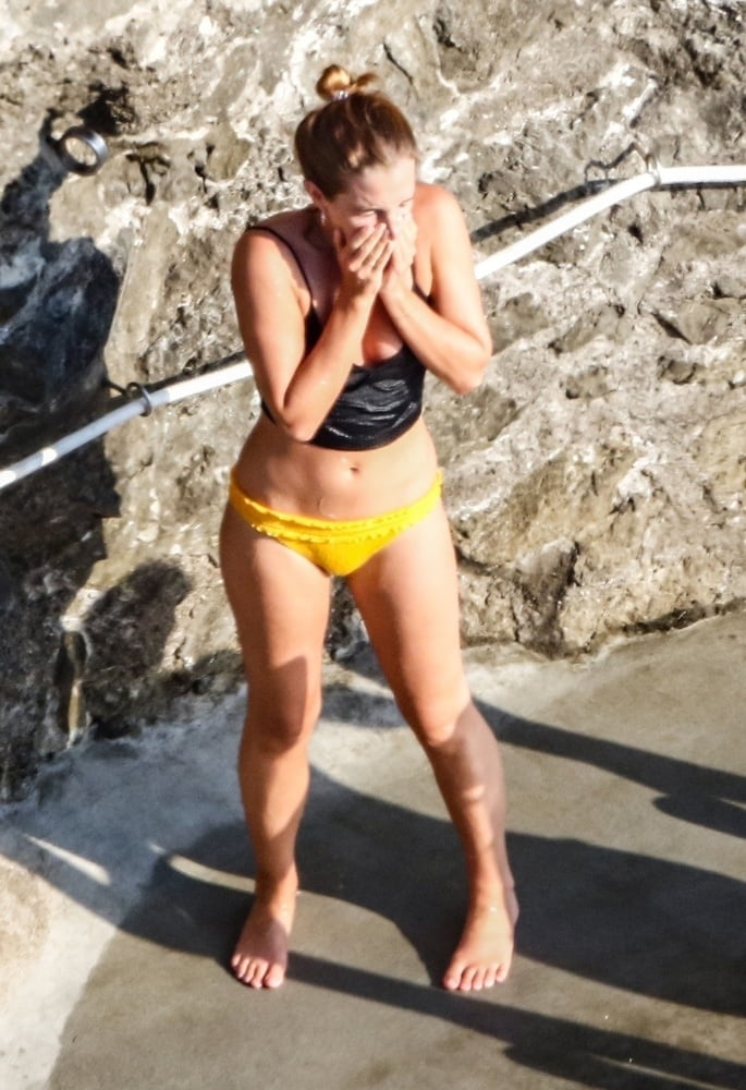 Emma Watson, bikini in spiaggia a Positano, Italia 4 agosto
 #87822117