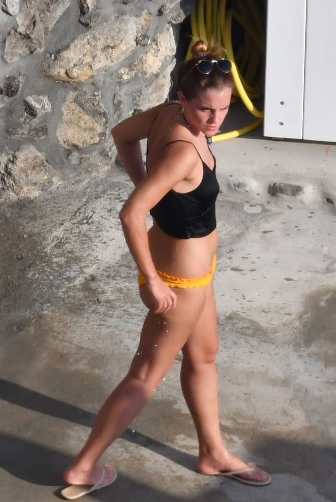 Emma watson, bikini am strand in positano, italien 4. august
 #87822130